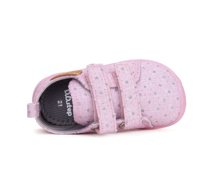 Lány barefoot zárt cipő
