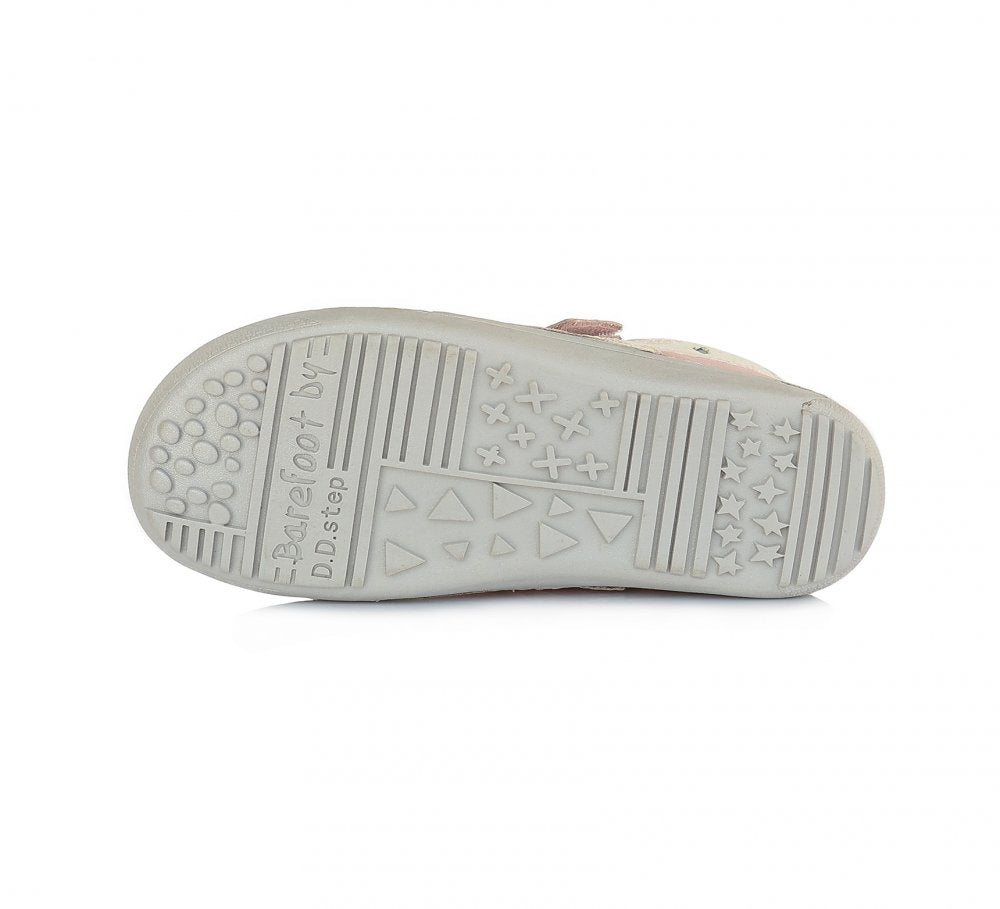Lány barefoot zárt cipő