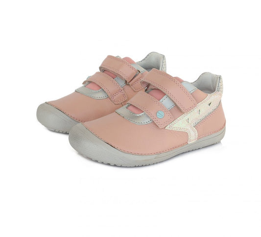 Lány barefoot zárt cipő